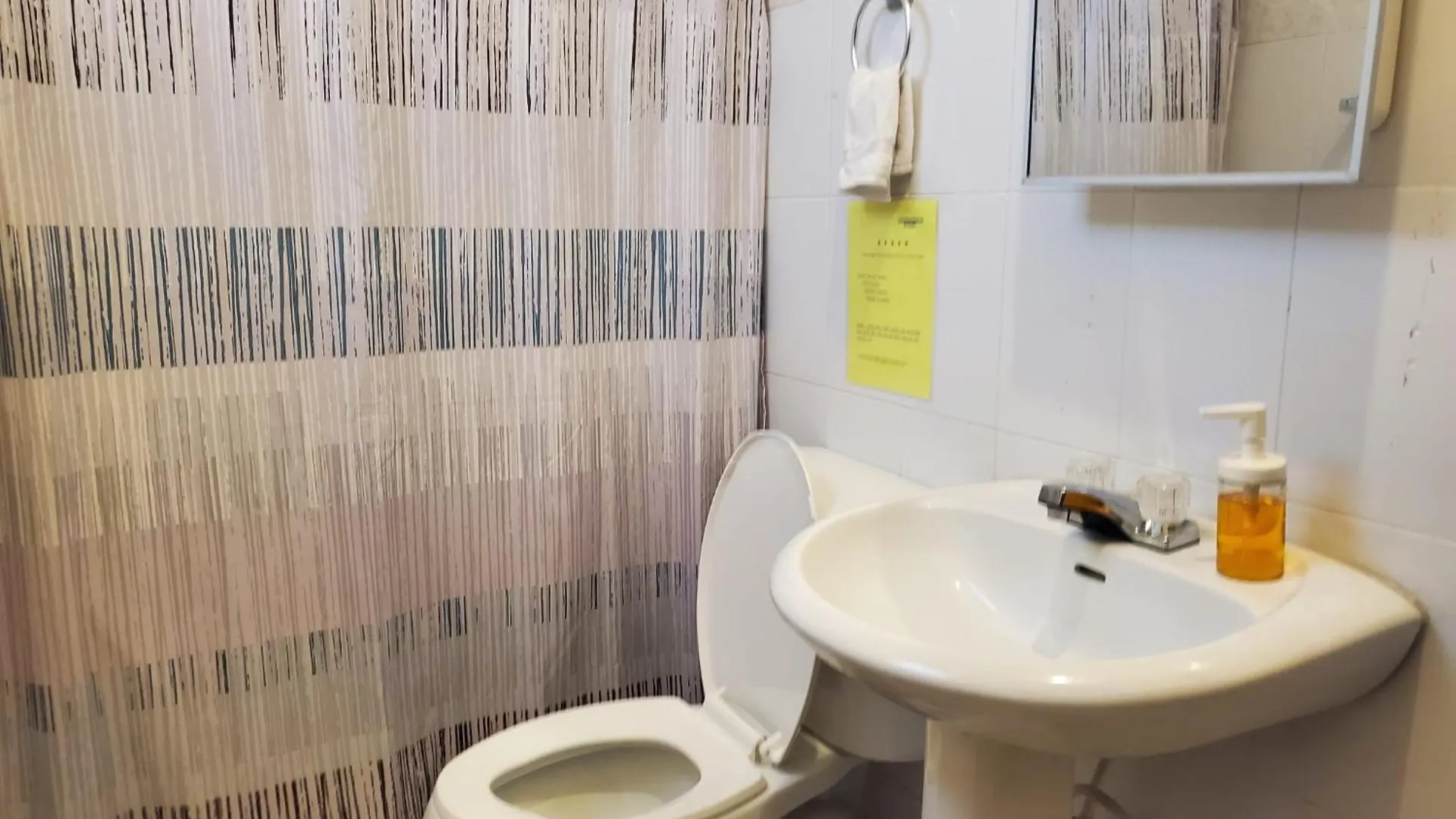 Del Valle Central Casa Near Trendy Calle Loiza- One Bedroom With Queen San Juan