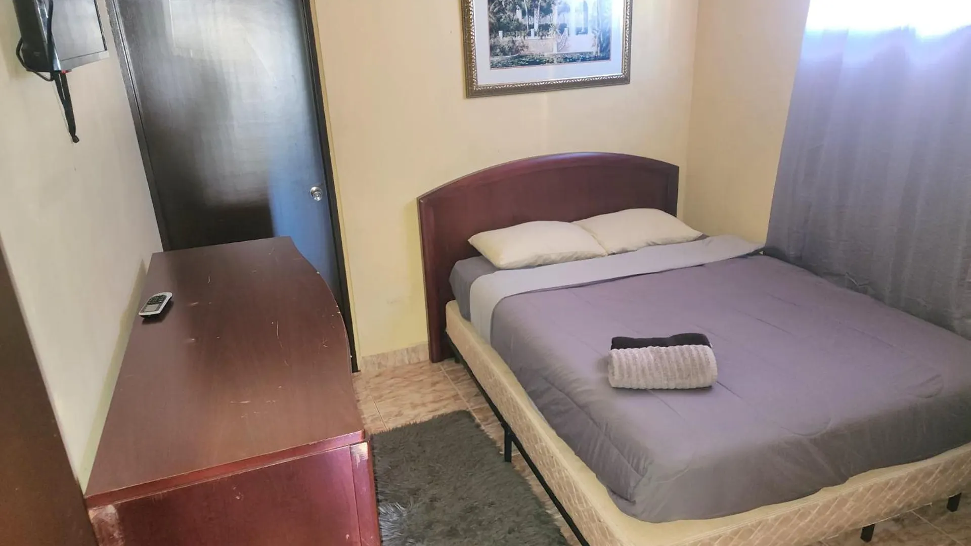 Del Valle Central Casa Near Trendy Calle Loiza- One Bedroom With Queen San Juan