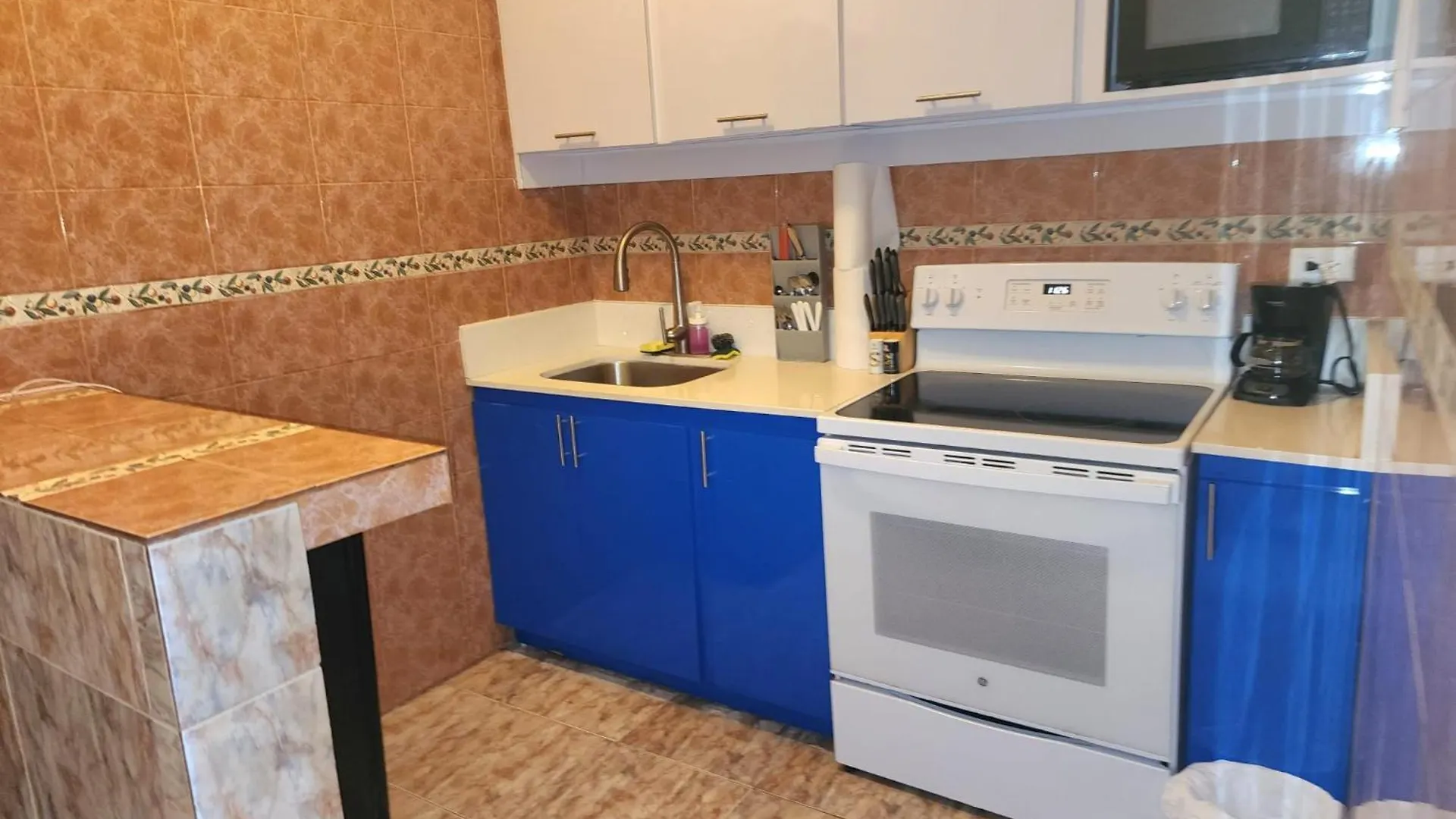 Apartment Del Valle Central Casa Near Trendy Calle Loiza- One Bedroom With Queen San Juan