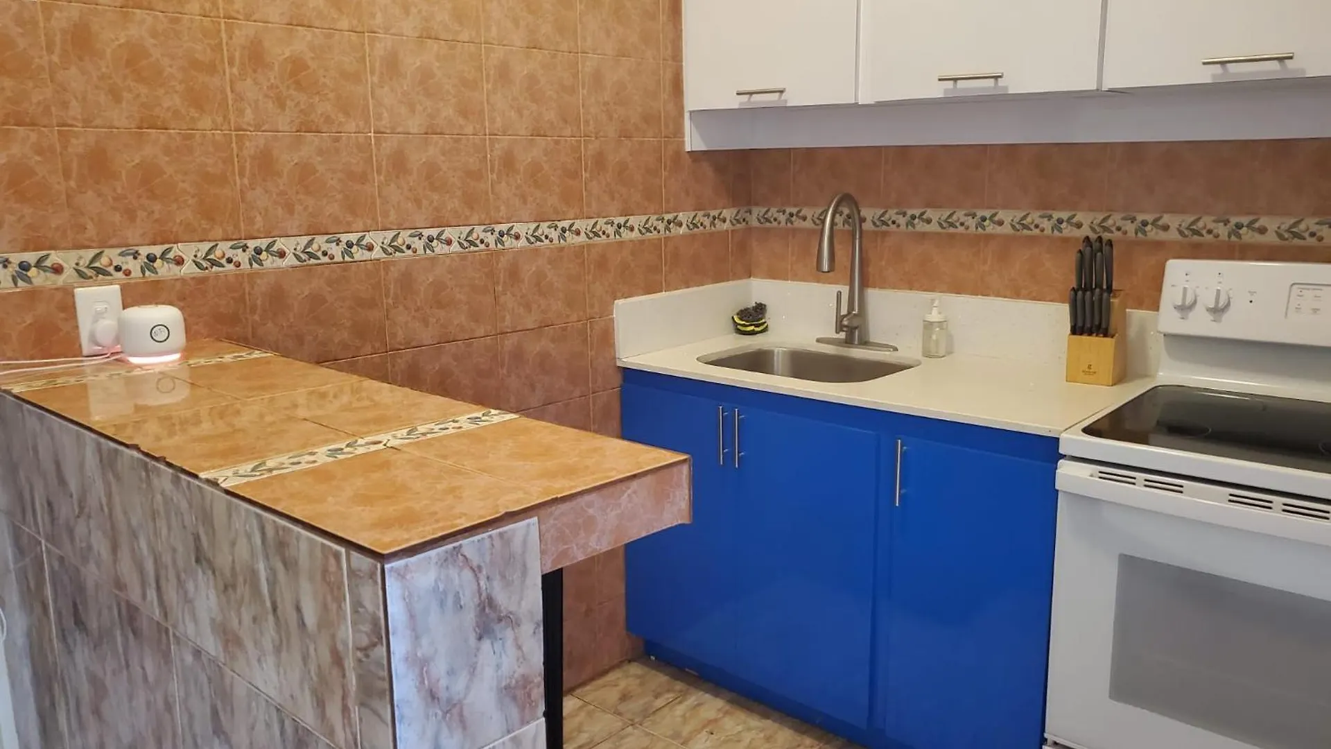 Apartment Del Valle Central Casa Near Trendy Calle Loiza- One Bedroom With Queen San Juan